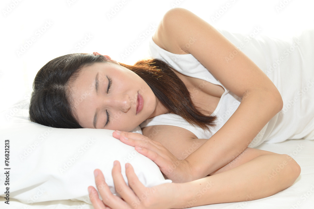睡眠中の女性