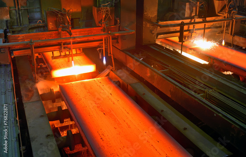 Gas cutting of the hot metal photo