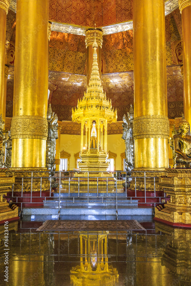 Fototapeta premium Swedaw Myat temple in Yangon, Myanmar