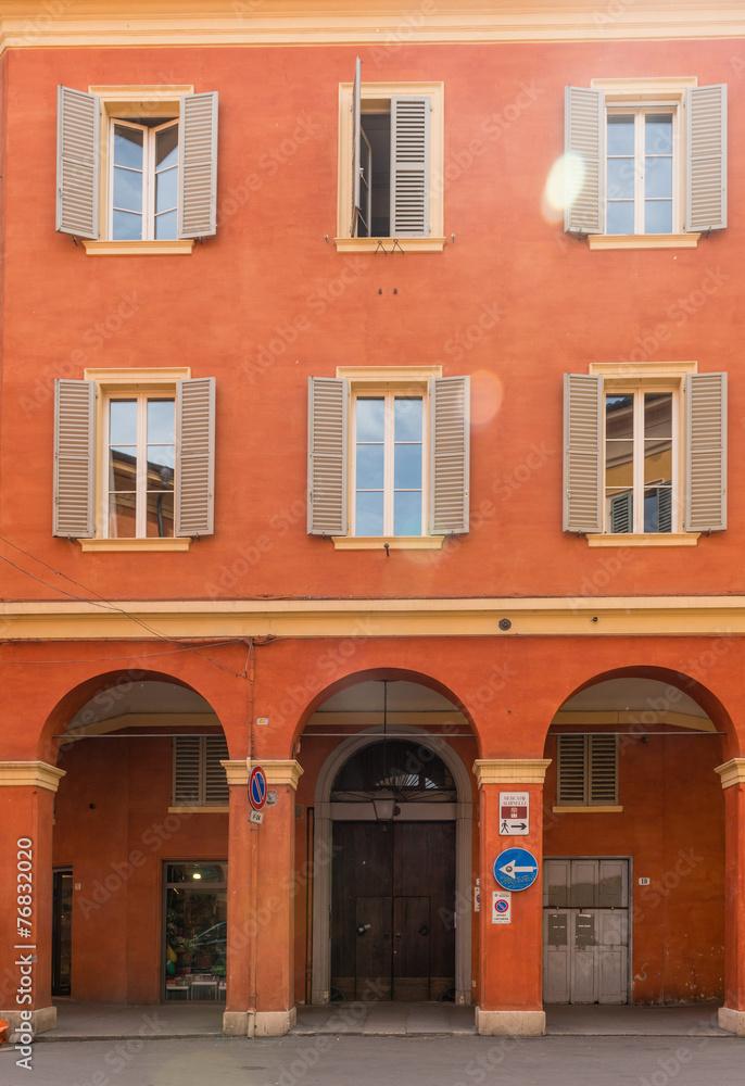 Palazzo con portico a Modena