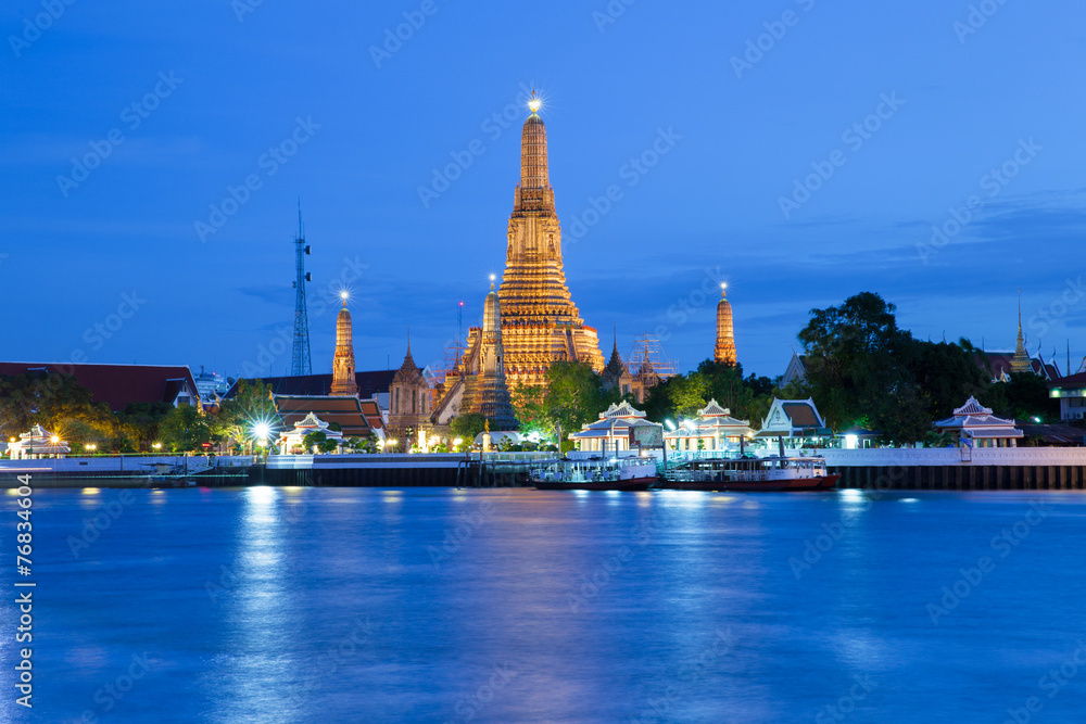 Fototapeta premium Wat Arun ( Temple of Dawn ) at night, Bangkok, Thailand.