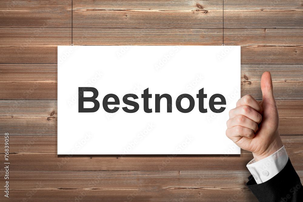 Daumen hoch vor weißer Leinwand Bestnote Daumen hoch vor weißer Leinwand Bestnote