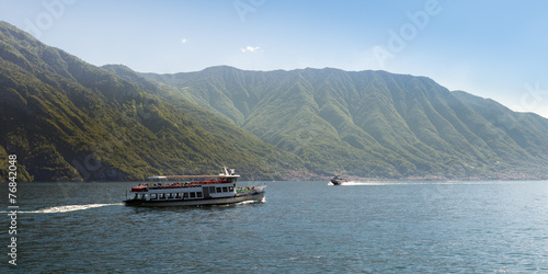 Two different ways to cross Lake Como with boats