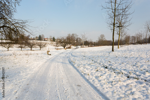 Chemin dans la neige