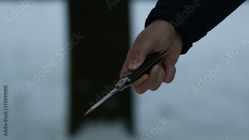 Klappmesser in männlicher Hand