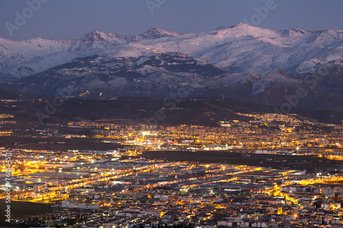 Vista nocturna de la ciudad de Granada, España