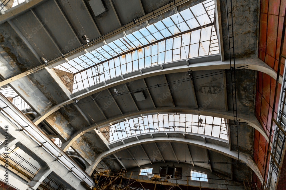 Obraz premium Large empty hall with concrete walls