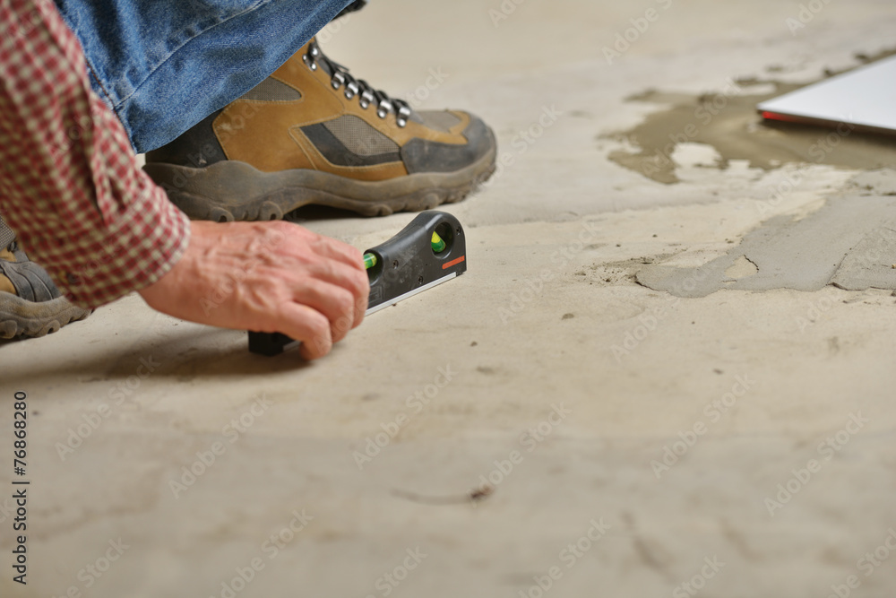 Obraz premium Worker with spirit level