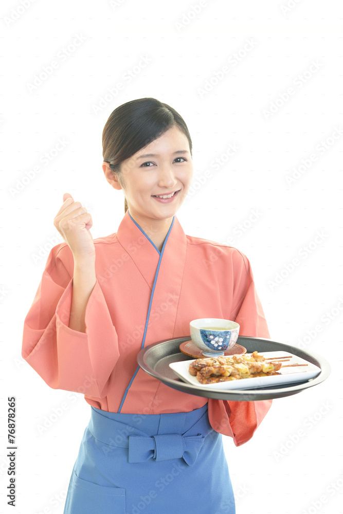 料理を運ぶ女性 料理を運ぶ女性