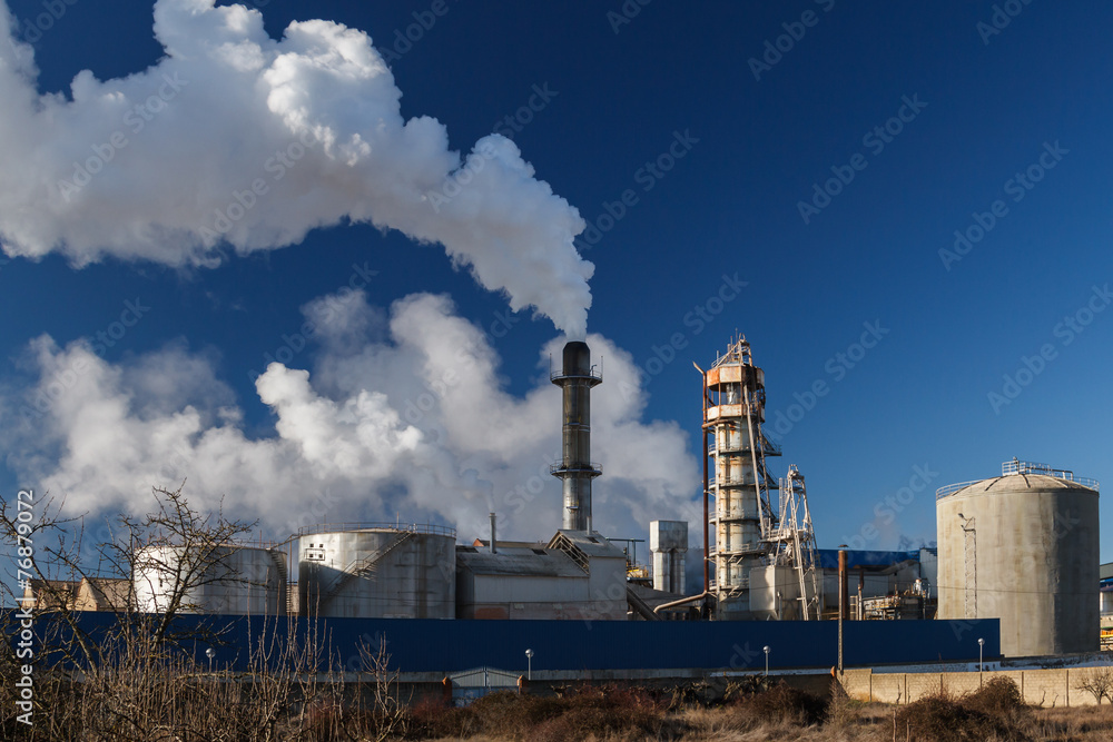 Azucarera, chimeneas y humo.