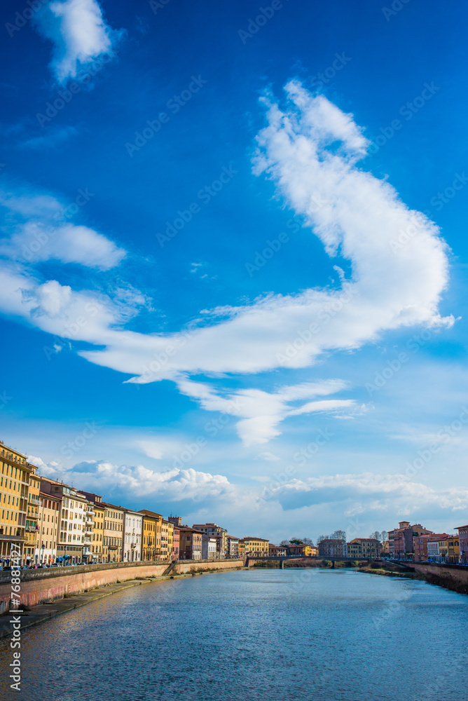 Veduta dei Lungarni di Pisa, cielo e nuvole