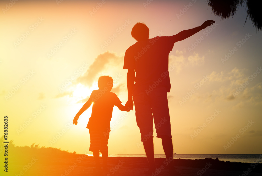 Fototapeta premium father and son silhouettes play at sunset