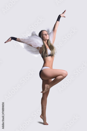 Girl Dance © vladimirkolens