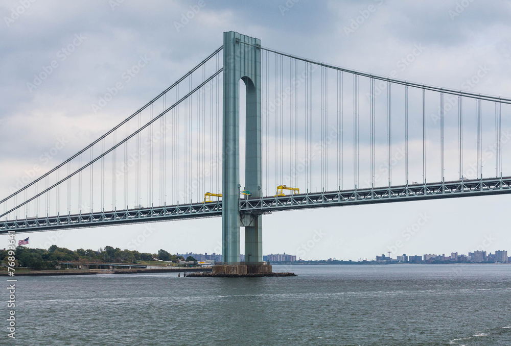 Obraz premium Suspension Bridge on Gloomy Day