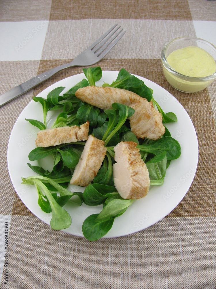 Feldsalat mit Hühnchen und Senf-Dressing Feldsalat mit Hühnchen und Senf-Dressing