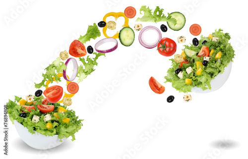 Fotografía Fliegende Salat Zutaten mit Tomate, Gurke, Zwiebel und Paprika