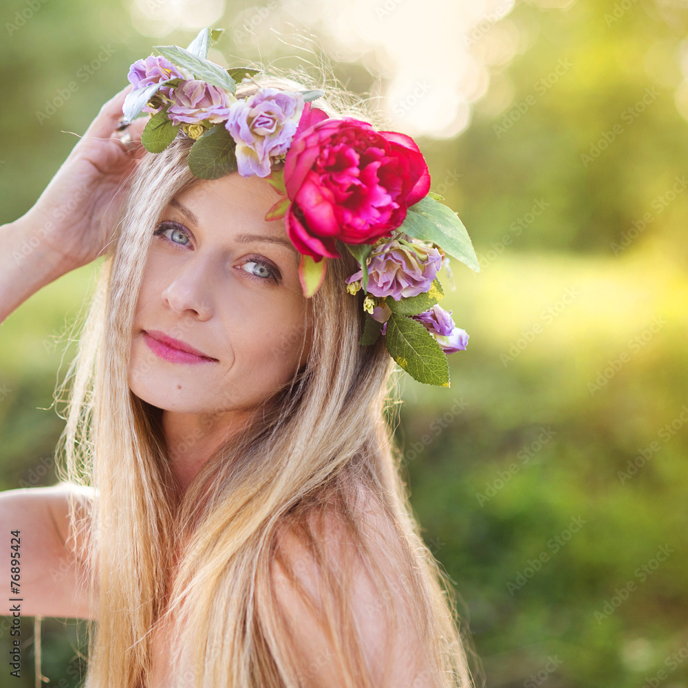 Obraz premium Beautiful woman with flower wreath.