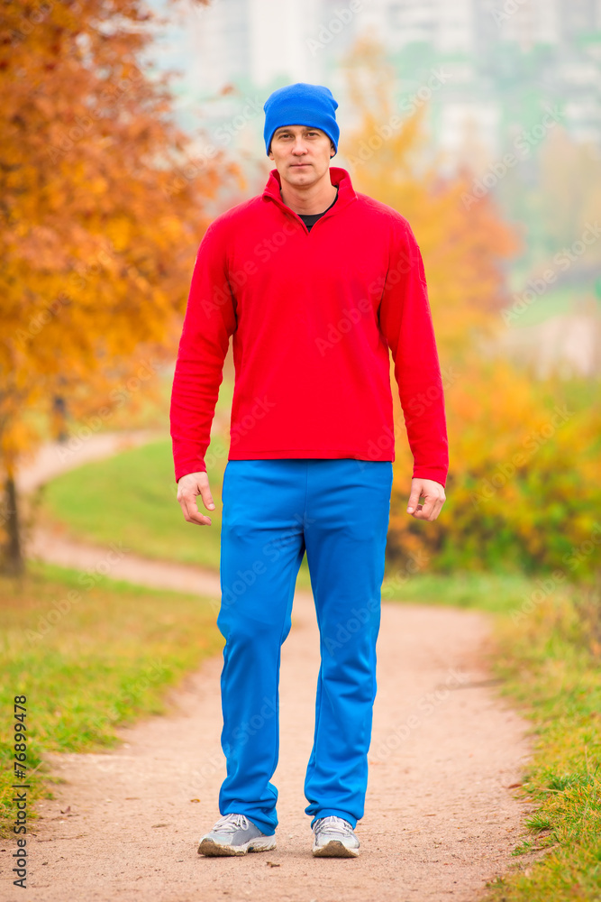 Obraz premium male athlete on training in autumn park