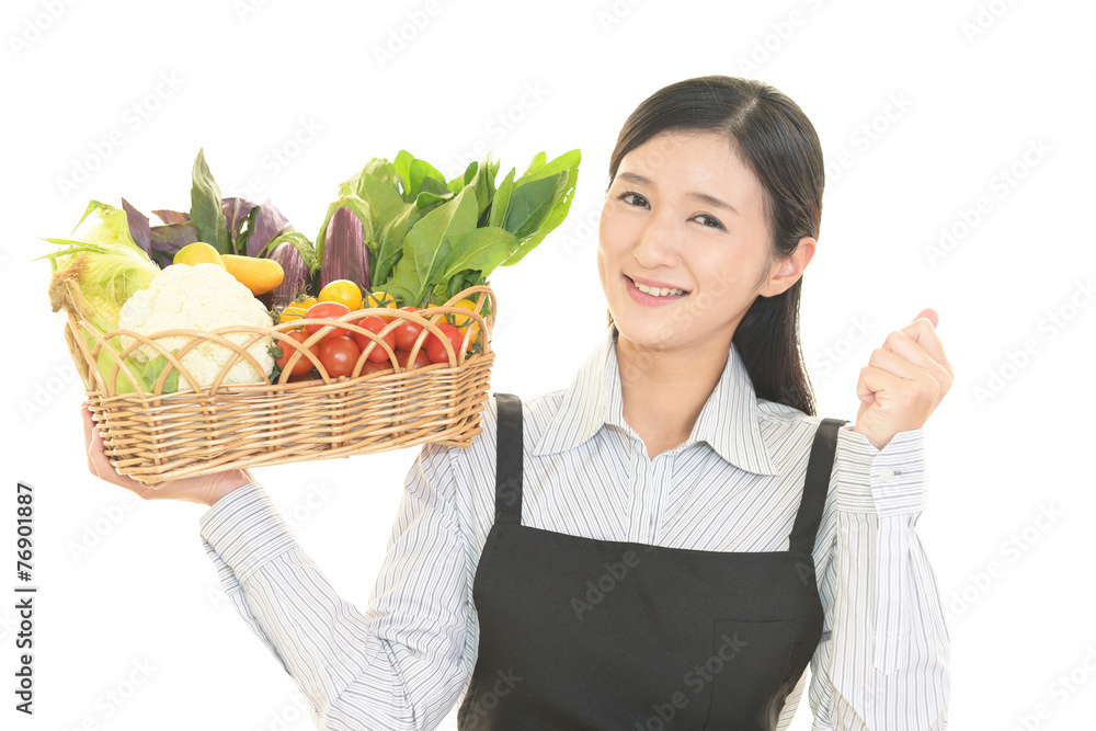 野菜を持つ女性