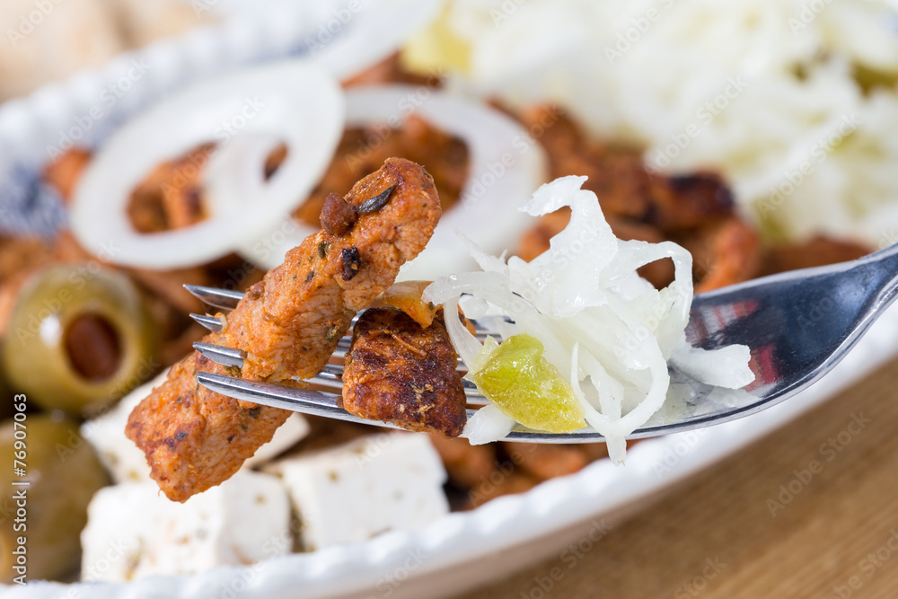 Gyros mit Tsatsiki Krautsalat Oliven und Fetakäse Stock 写真 | Adobe Stock
