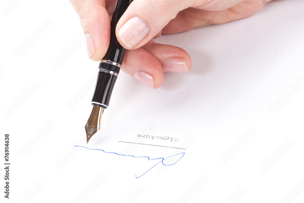 Weibliche Hand unterzeichnet ein Blatt Weibliche Hand unterzeichnet ein Blatt