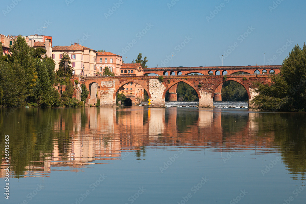 Bridge and houses in Albi and its reflection