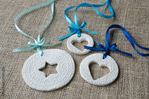 Принти на полотні White ornaments with blue ribbon