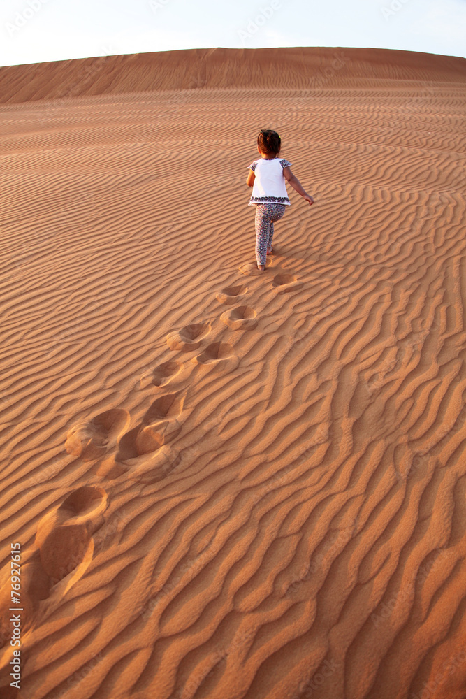 Fototapeta premium Baby - girl running in the desert.