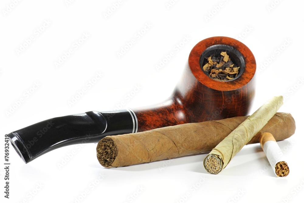 Pfeife, Zigarre, Zigarillo und Zigarette isoliert auf weißem Hintergrund  Stock Photo