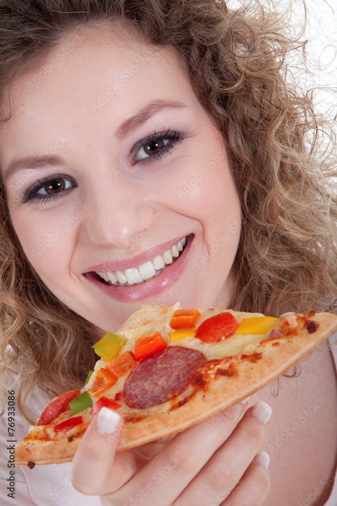 Hübsche Frau zeigt Pizzastück und lacht Nahaufnahme