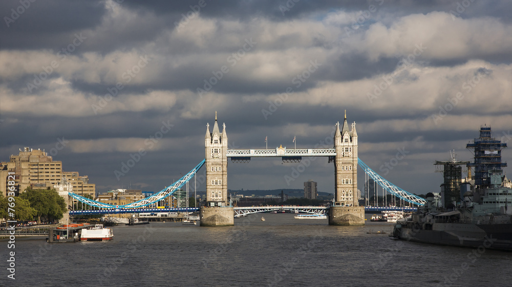Obraz premium Tower Bridge in the cloudy day