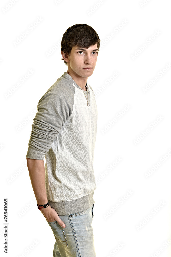 un jeune homme isolé sur fond blanc