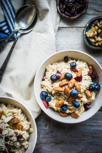 Oatmeal with berries and nuts