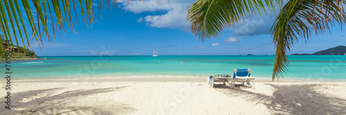 Tropical white sand beach background, caribbean island, hot summer day on the beach © Mariusz Blach