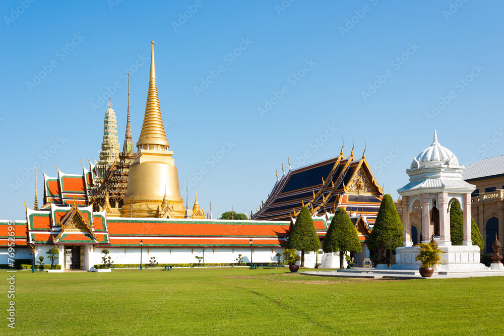 Naklejka premium Wat Phra Kaew, Wat Phra Si Rattana Satsadaram, famous temple in Bangkok, Thailand.