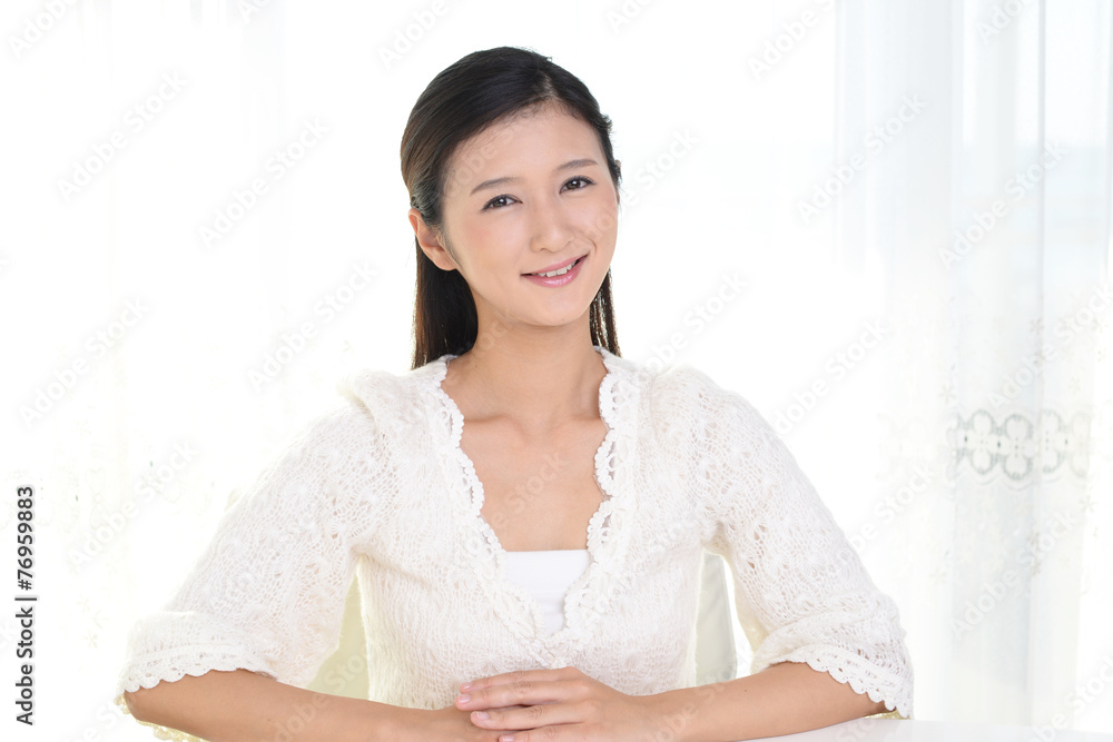寛ぐ女性