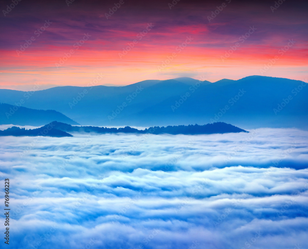 Obraz premium Sunrise over the sea of fog in the mountains at the summer
