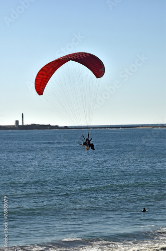 Parapente frente a la costa de Cádiz. España