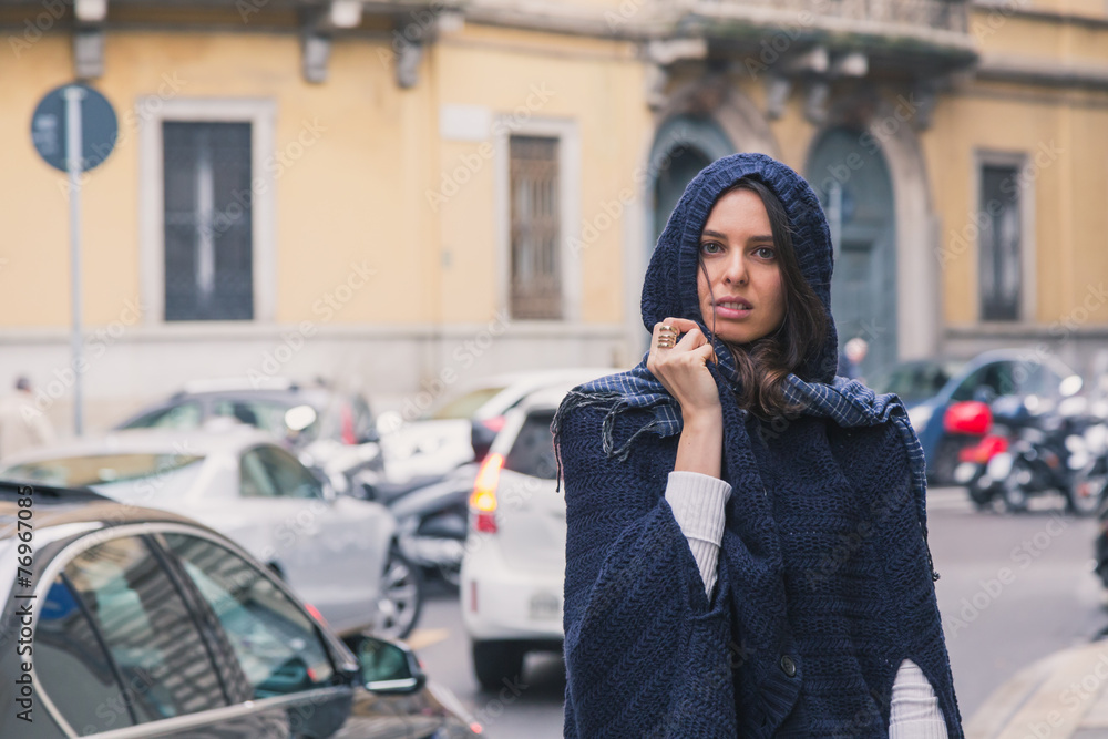 Obraz premium Beautiful girl posing in the city streets