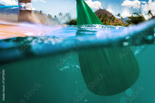 Εκτύπωση καμβά Oar of paddle boarder half way submerged in ocean water paddling