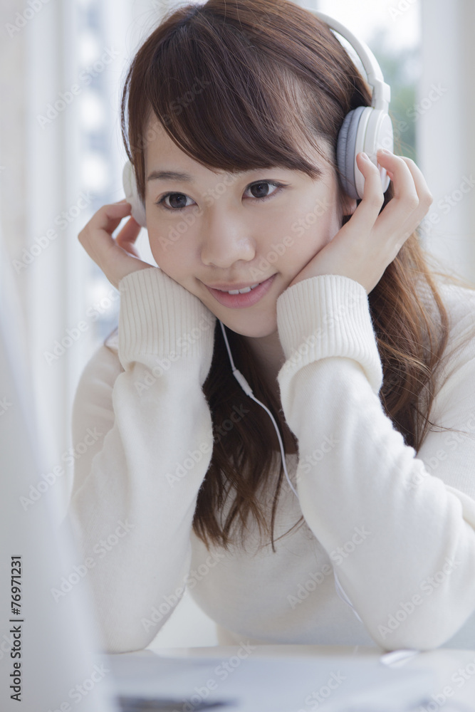 ヘッドフォンで音楽を聞く女性