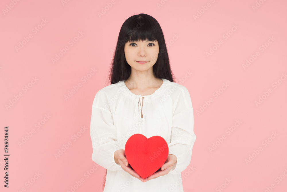 ピンクを背景にした女性