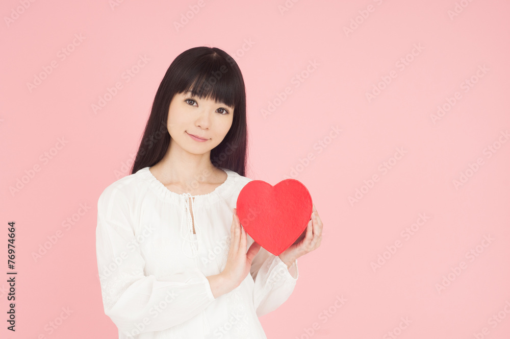 ピンクを背景にした女性
