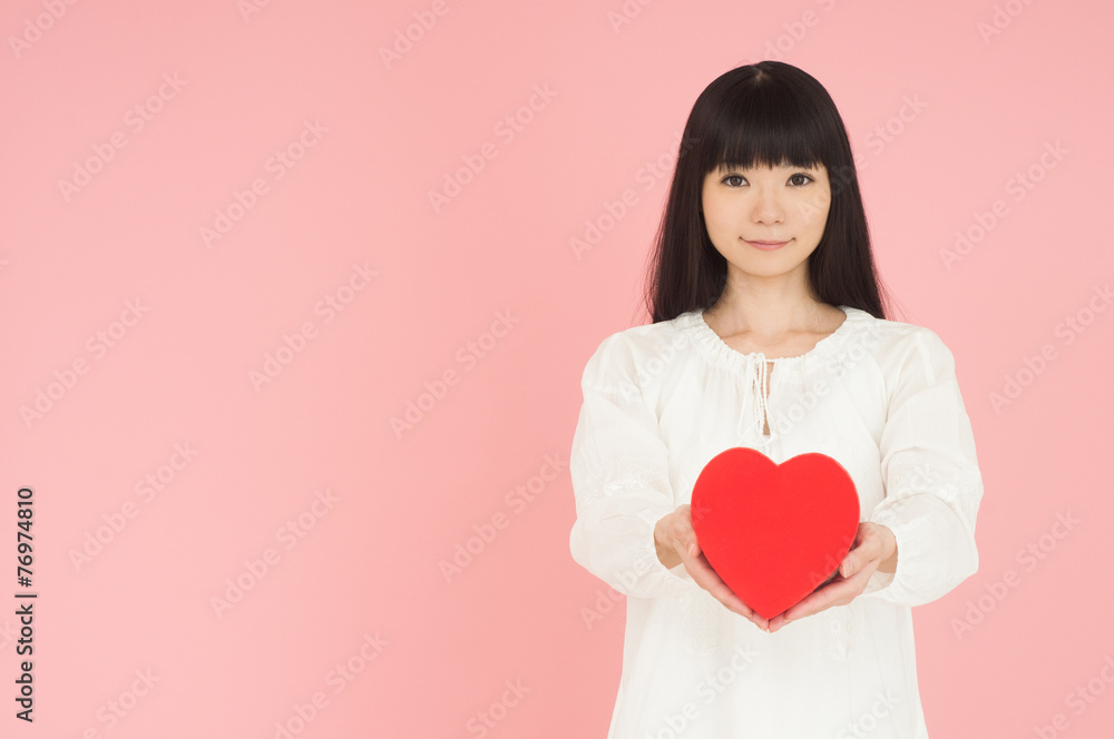 ピンクを背景にした女性 ピンクを背景にした女性