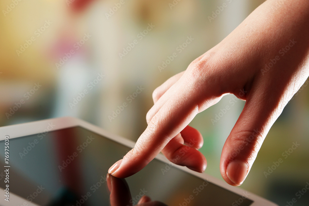 Obraz premium Hand using tablet PC