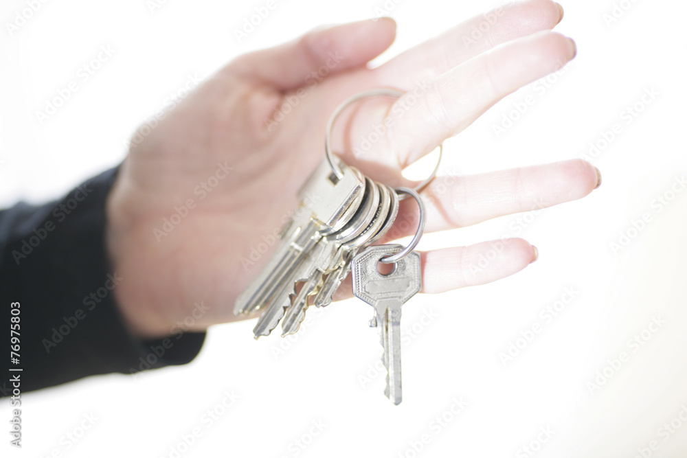 Person hält Schlüsselbund