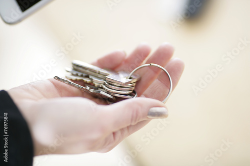 Person hält Schlüsselbund