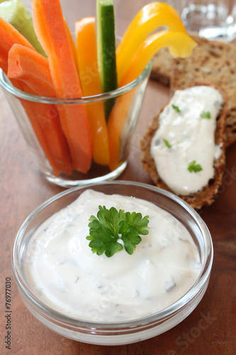 Gemüsesticks mit Kräuter-Dip