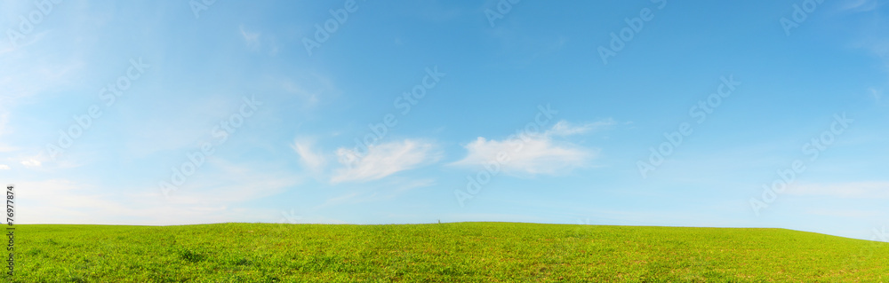 Collina panoramica con prato verde e cielo azzurro - Terra