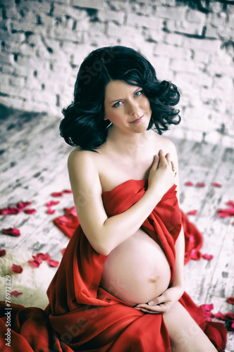 Obraz na płótnie Portrait of a beautiful pregnant woman in red chiffon shawl w salonie